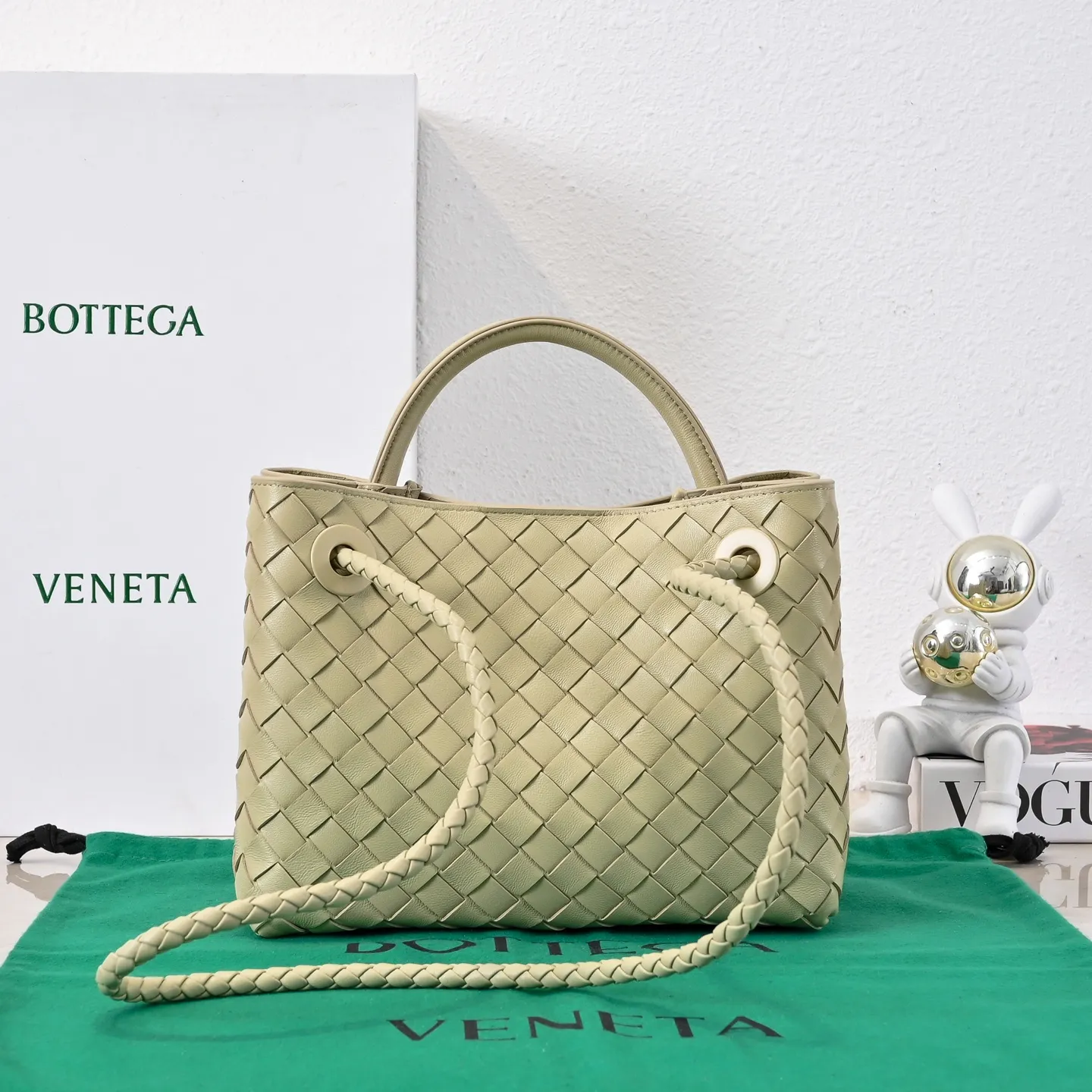 Batch 1860 B's 2023 spring and summer new style continues the brand's woven pattern style with detailed metal knot switch buckles. This time, the shoulder straps are also made into tube weaves, showing different craftsmanship. The carrying method is versatile to create more different styles. Intrecciato woven leather small handbag, equipped with sliding crossbody strap. Internal compartments, including 1 zipper pocket and 2 open pockets. Magnetic buckle closure. Size: 25*20*10cm Model: 7463#